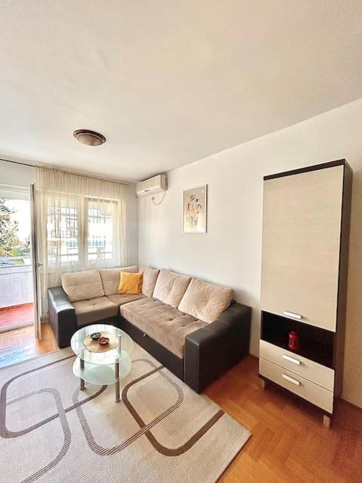 פודגוריצה Cozy, Charming One Bedroom Apt מראה חיצוני תמונה
