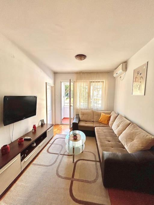 פודגוריצה Cozy, Charming One Bedroom Apt מראה חיצוני תמונה